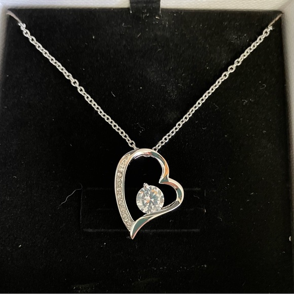 NWT Women’s Costume Jewelry Silver CZ Heart Necklace. - Picture 3 of 10